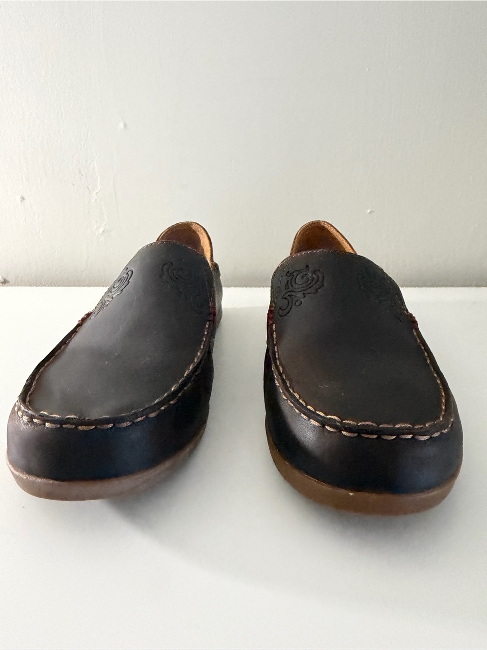 OluKai Nohea Nubuck dark brown leather loafer with floral etching women’s 9.5 - Picture 2 of 13